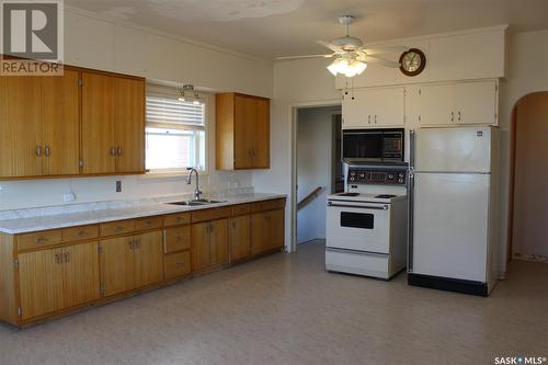 Se 13-11-05 W3, Gravelbourg Rm No. 104, SK - Indoor Photo Showing Kitchen With Double Sink