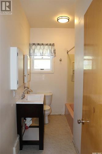 Se 13-11-05 W3, Gravelbourg Rm No. 104, SK - Indoor Photo Showing Bathroom