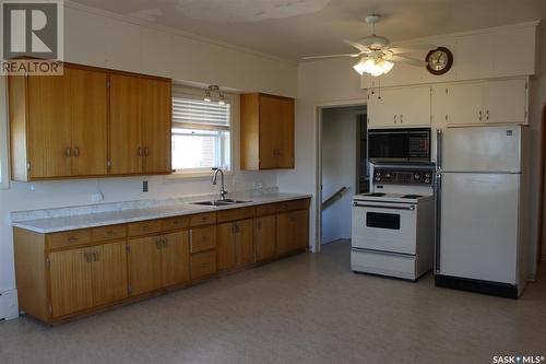 Se 13-11-05 W3, Gravelbourg Rm No. 104, SK - Indoor Photo Showing Kitchen With Double Sink