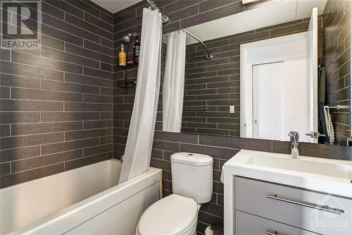428 Sparks Street Unit#501, Ottawa, ON - Indoor Photo Showing Bathroom
