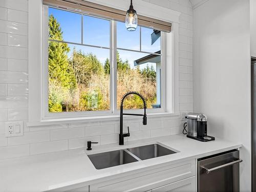 4017 Buckstone Rd, Courtenay, BC - Indoor Photo Showing Kitchen With Upgraded Kitchen