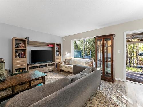 2-215 Madill Rd, Lake Cowichan, BC - Indoor Photo Showing Living Room