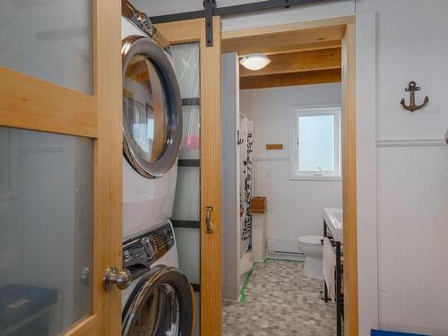 1049 Sixth Ave, Ucluelet, BC - Indoor Photo Showing Laundry Room