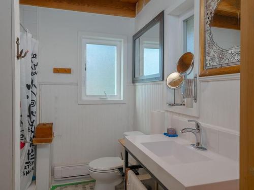 1049 Sixth Ave, Ucluelet, BC - Indoor Photo Showing Bathroom