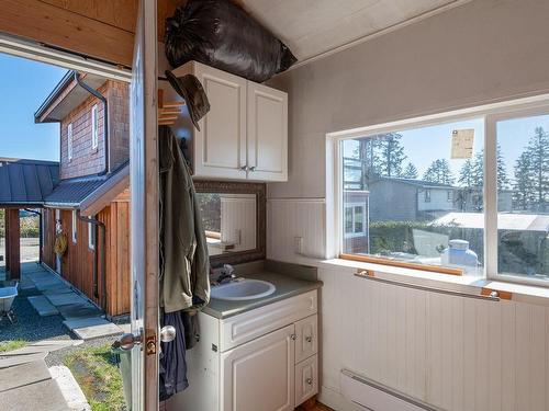 1049 Sixth Ave, Ucluelet, BC - Indoor
