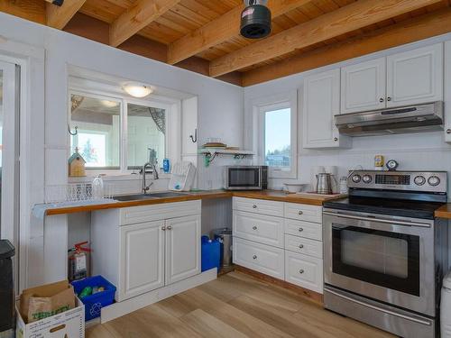 1049 Sixth Ave, Ucluelet, BC - Indoor Photo Showing Kitchen
