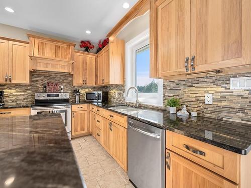 709 Timberline Dr, Campbell River, BC - Indoor Photo Showing Kitchen With Stainless Steel Kitchen