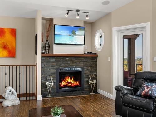 709 Timberline Dr, Campbell River, BC - Indoor Photo Showing Living Room With Fireplace