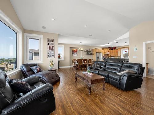 709 Timberline Dr, Campbell River, BC - Indoor Photo Showing Living Room