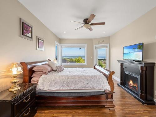 709 Timberline Dr, Campbell River, BC - Indoor Photo Showing Bedroom With Fireplace