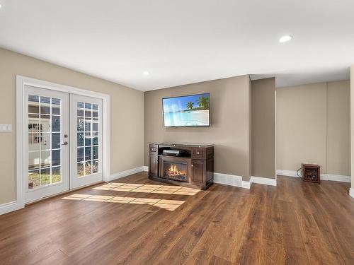 709 Timberline Dr, Campbell River, BC - Indoor Photo Showing Living Room With Fireplace