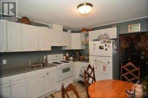 3555 Innes Road, Orleans, ON - Indoor Photo Showing Kitchen