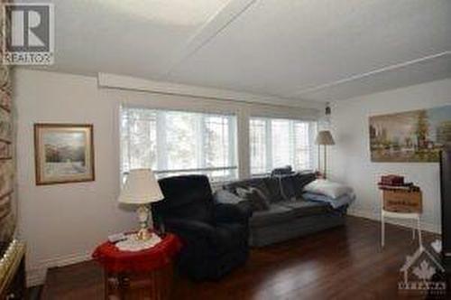 3555 Innes Road, Orleans, ON - Indoor Photo Showing Living Room