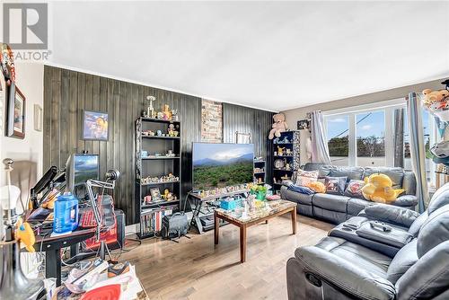 101-103 Edmund Street, Greater Sudbury, ON - Indoor Photo Showing Living Room