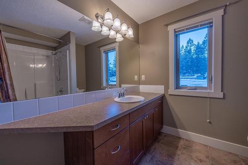 80 - 4868 Riverview Drive, Edgewater, BC - Indoor Photo Showing Bathroom