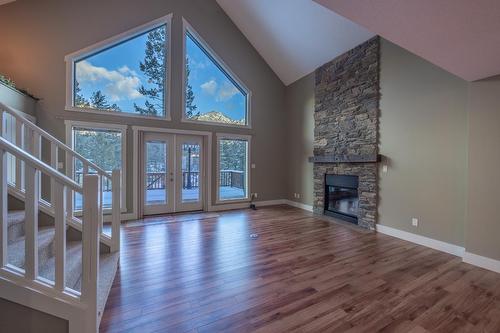 80 - 4868 Riverview Drive, Edgewater, BC - Indoor Photo Showing Living Room With Fireplace