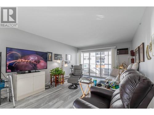 284 Yorkton Avenue Unit# 302, Penticton, BC - Indoor Photo Showing Living Room