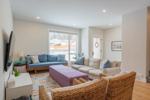 4 - 2452 Washington Street, Rossland, BC - Indoor Photo Showing Living Room
