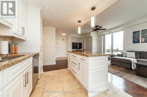#Ph15 -40 Harding Blvd W, Richmond Hill, ON - Indoor Photo Showing Kitchen With Upgraded Kitchen