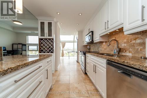#Ph15 -40 Harding Blvd W, Richmond Hill, ON - Indoor Photo Showing Kitchen With Double Sink With Upgraded Kitchen