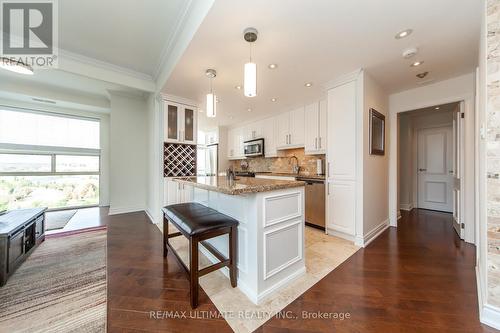 #Ph15 -40 Harding Blvd W, Richmond Hill, ON - Indoor Photo Showing Kitchen With Upgraded Kitchen