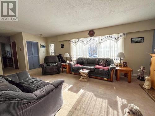1064 93 Avenue, Dawson Creek, BC - Indoor Photo Showing Living Room