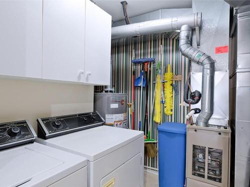 308-200 Dougall Road, Kelowna, BC - Indoor Photo Showing Laundry Room
