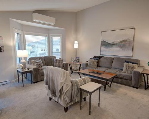 126 Verna Court, Kelowna, BC - Indoor Photo Showing Living Room