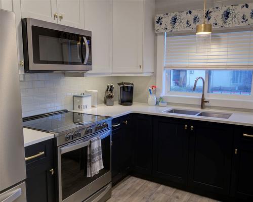 126 Verna Court, Kelowna, BC - Indoor Photo Showing Kitchen With Double Sink