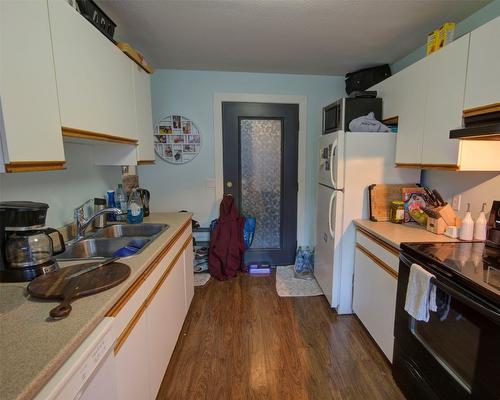 126 Verna Court, Kelowna, BC - Indoor Photo Showing Kitchen With Double Sink