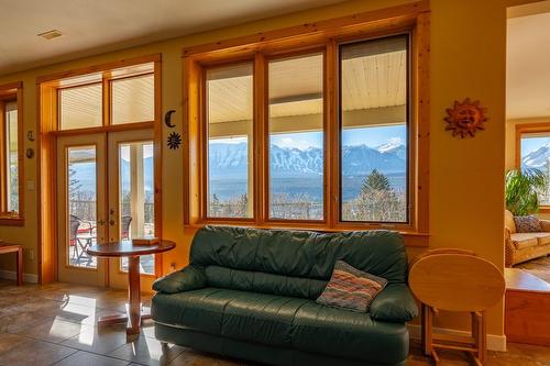 420 Ottoson Road, Golden, BC - Indoor Photo Showing Living Room