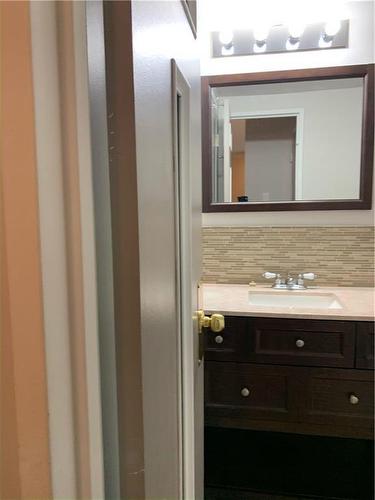 B2 1510 20Th Street, Brandon, MB - Indoor Photo Showing Bathroom