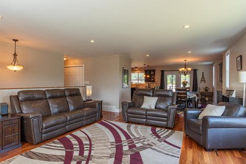 1067 Bridgeview Crescent, Castlegar, BC - Indoor Photo Showing Living Room