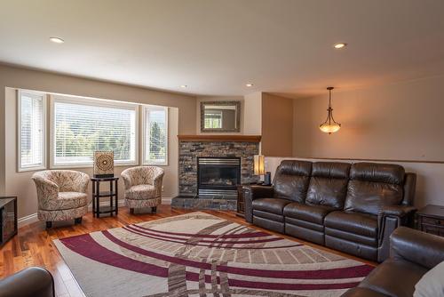 1067 Bridgeview Crescent, Castlegar, BC - Indoor Photo Showing Living Room With Fireplace