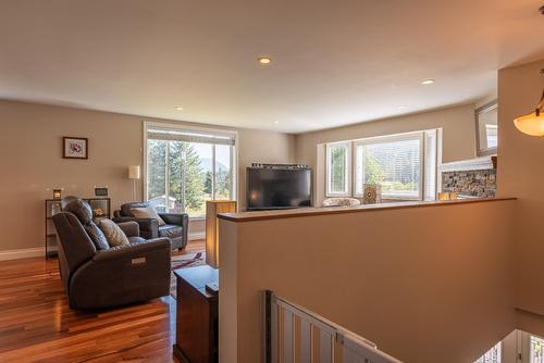 1067 Bridgeview Crescent, Castlegar, BC - Indoor Photo Showing Living Room