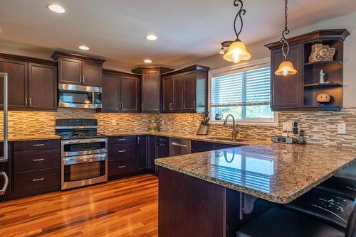 1067 Bridgeview Crescent, Castlegar, BC - Indoor Photo Showing Kitchen With Upgraded Kitchen