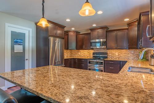 1067 Bridgeview Crescent, Castlegar, BC - Indoor Photo Showing Kitchen With Double Sink With Upgraded Kitchen