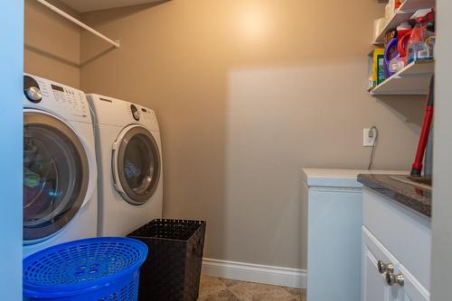 1067 Bridgeview Crescent, Castlegar, BC - Indoor Photo Showing Laundry Room