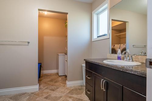 1067 Bridgeview Crescent, Castlegar, BC - Indoor Photo Showing Bathroom