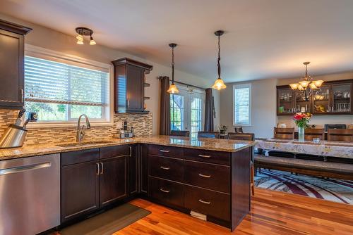 1067 Bridgeview Crescent, Castlegar, BC - Indoor Photo Showing Kitchen
