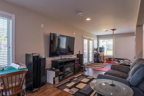 1067 Bridgeview Crescent, Castlegar, BC - Indoor Photo Showing Living Room