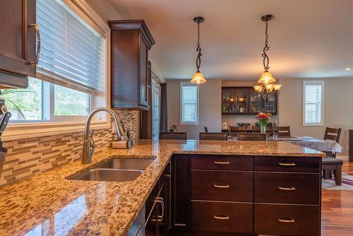 1067 Bridgeview Crescent, Castlegar, BC - Indoor Photo Showing Kitchen With Double Sink