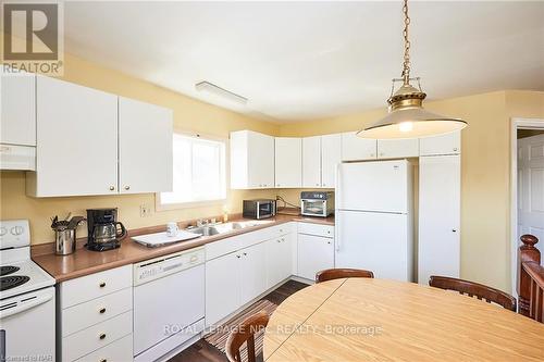 404 Ontario Rd, Welland, ON - Indoor Photo Showing Kitchen