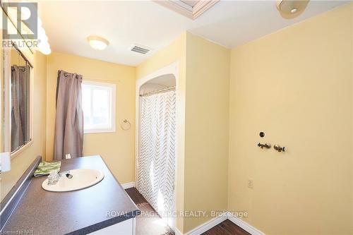 404 Ontario Rd, Welland, ON - Indoor Photo Showing Bathroom