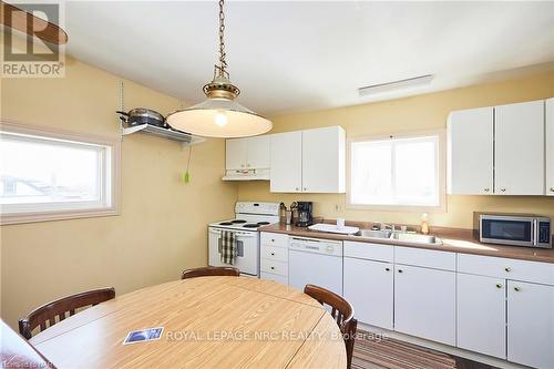 404 Ontario Rd, Welland, ON - Indoor Photo Showing Kitchen With Double Sink