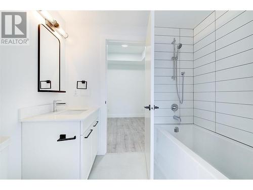 1220 Pacific Avenue Unit# 310, Kelowna, BC - Indoor Photo Showing Bathroom