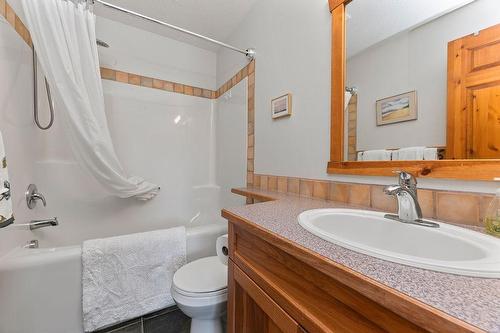 222 - 701 14A Crescent, Invermere, BC - Indoor Photo Showing Bathroom