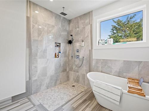 3280 Wascana St, Saanich, BC - Indoor Photo Showing Bathroom