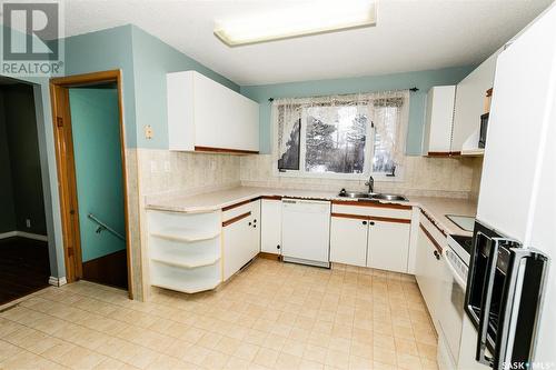 201 Hohman Street, Luseland, SK - Indoor Photo Showing Kitchen With Double Sink