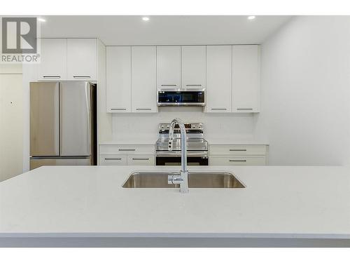 1220 Pacific Avenue Unit# 509, Kelowna, BC - Indoor Photo Showing Kitchen
